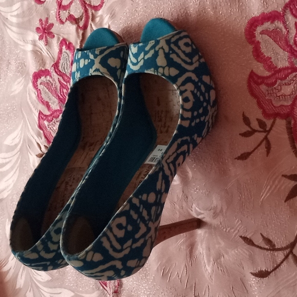 Heels - Picture 2 of 2